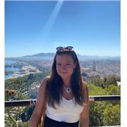 Profesora que imparte clase a niños de todas las edades